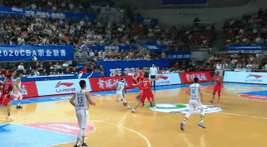 劳森半场超远压哨命中.gif