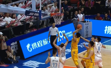 吴羽佳抢到前场板关键打板2+1.gif
