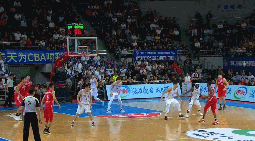 亚当斯超远三分.gif