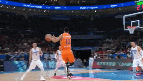 三人配合莫泰篮下接妙传上篮.gif