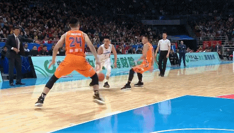 林书豪假传真突上篮再次打进.gif