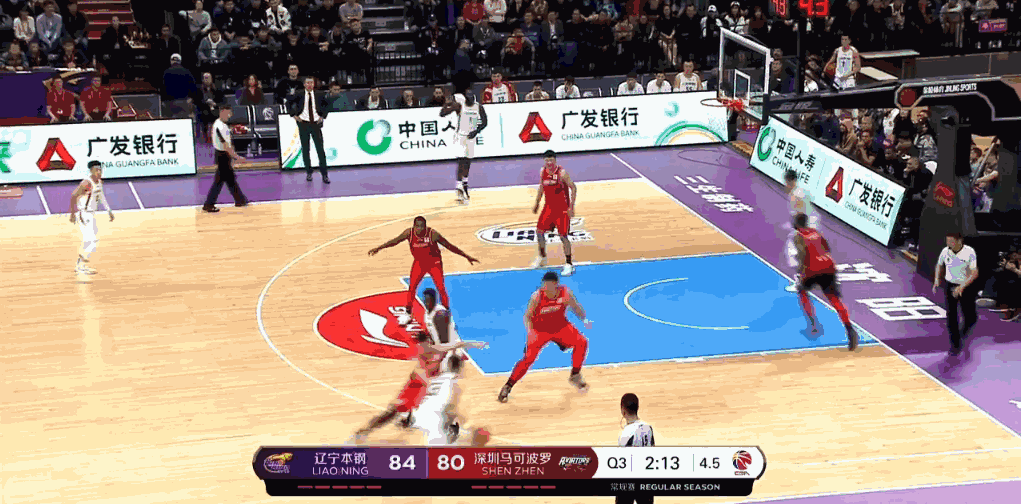 郭艾伦上篮惨遭大帽.gif