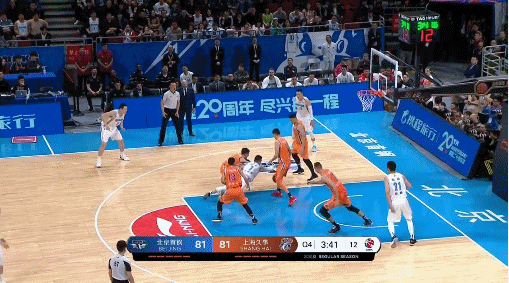 书豪倒地抢球.gif