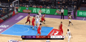 师弟精妙助攻李晓旭接球上篮打进.gif