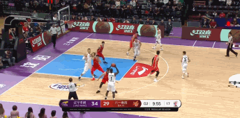 韩德君篮下强打得分.gif