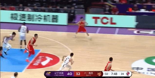 韩德君抢断.gif