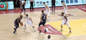 易建联空接暴扣.gif