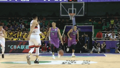 哈德森助攻贾诚上篮打进.gif