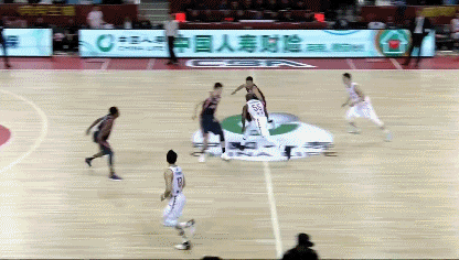 琼斯超远半场压哨三分.gif