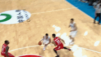 林书豪假突真传 朱彦西三分跟进.gif