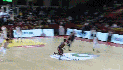 琼斯压哨上篮打平比分.gif