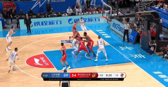 约翰逊一条龙上篮得分.gif
