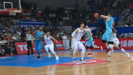 周琦单臂再次暴扣.gif