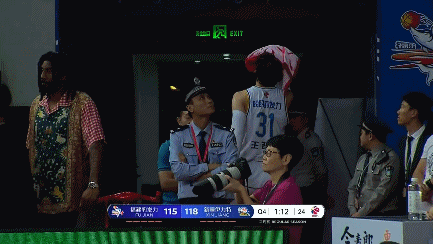 王哲林掩面回到更衣室.gif