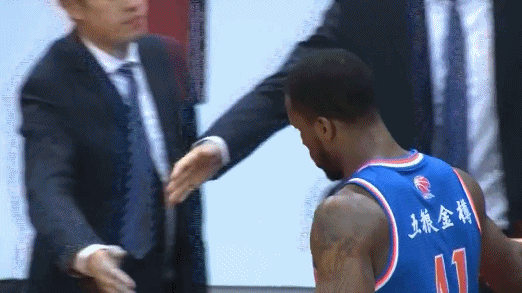罗宾逊被罚下场.gif
