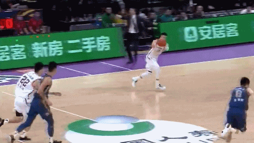 郭艾伦反击单手暴扣.gif