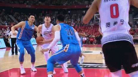 卢艺文上篮倒地不起.gif
