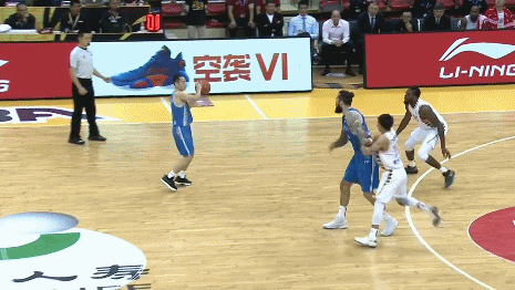 孙铭徽抢断后暴扣.gif