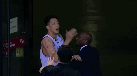 沈梓捷回到更衣室情绪激动.gif