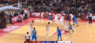 小斯扣篮被篮筐冒了.gif