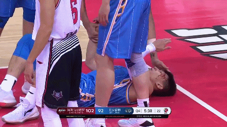 刘晓宇眉骨出血.gif