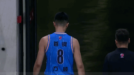 方硕抱怨裁判吃到技术犯规走回更衣室.gif