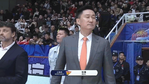 杜锋禁赛结束回归指导.gif