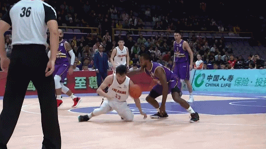 吴前违体犯规.gif