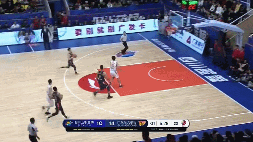 易建联反击暴扣打停四川.gif