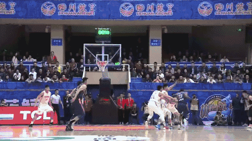 王薪凯压哨三分.gif