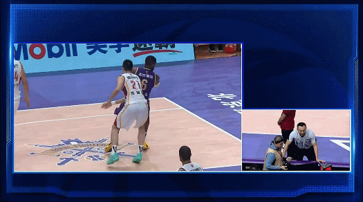 汤普森上篮被判违体犯规.gif