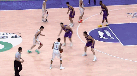 朱旭航推人犯规毕业离场.gif