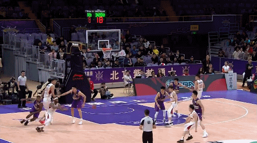 邓蒙不讲理三分将比分打平.gif