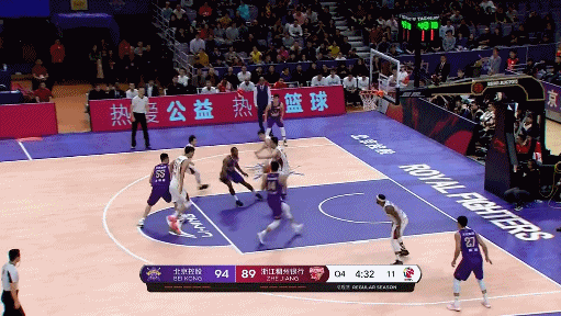 弗格助攻王少杰扣篮得手.gif