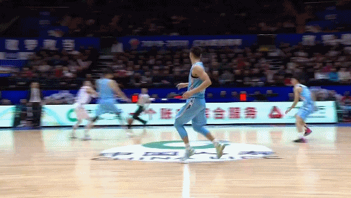 郭艾伦拉倒周琦违体犯规.gif