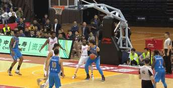 小斯单臂暴扣得分.gif