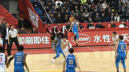翟逸这个扣篮也是幸运.gif