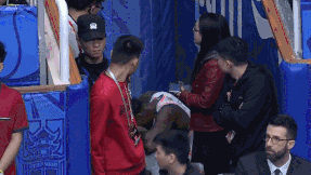 罗宾逊吃技术犯规场边抱头哭泣.gif