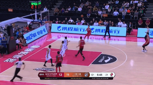贺希宁投篮直接砸在篮脖子上.gif