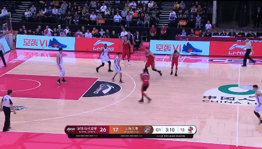 穆罕默德表演飞身暴扣并造董瀚麟犯规.gif