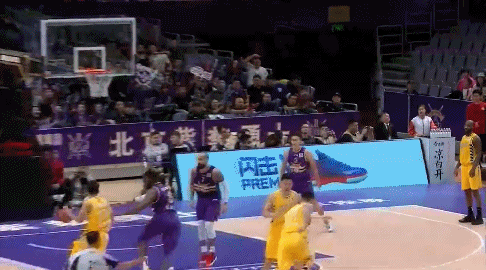 胡金秋把球扔给裁判被吹技术犯规.gif