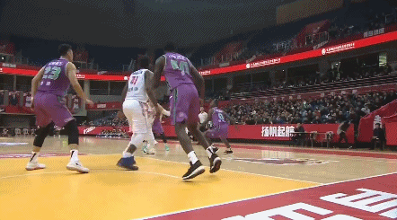 翟逸单手暴扣.gif