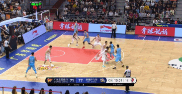 周琦空接单臂飞扣.gif