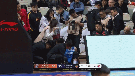 黄荣奇倒地不起.gif