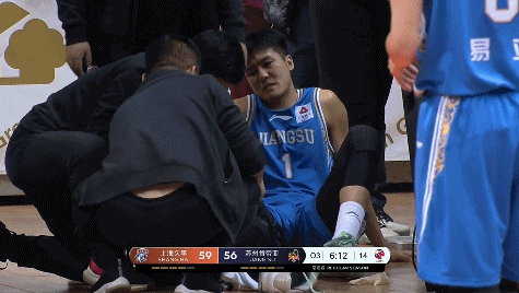 队医进行治疗.gif