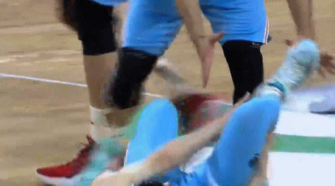 阿不都沙拉木腿部抽筋.gif