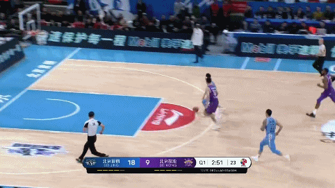刘晓宇反击上篮倒地.gif