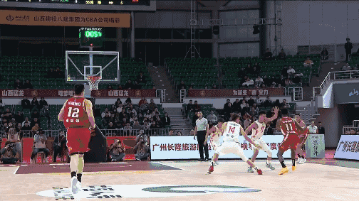 邢志强压哨三分.gif