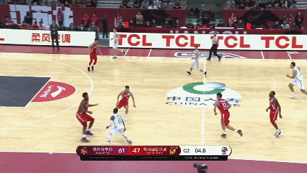 吉布森夹缝突破起飞挑篮压哨命中.gif