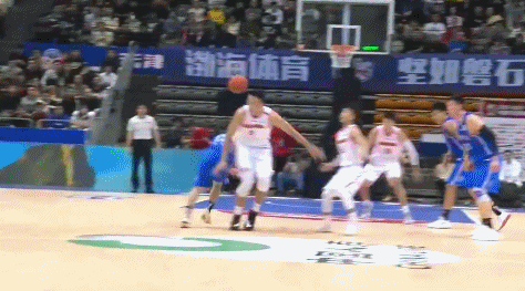易建联右手暴扣.gif